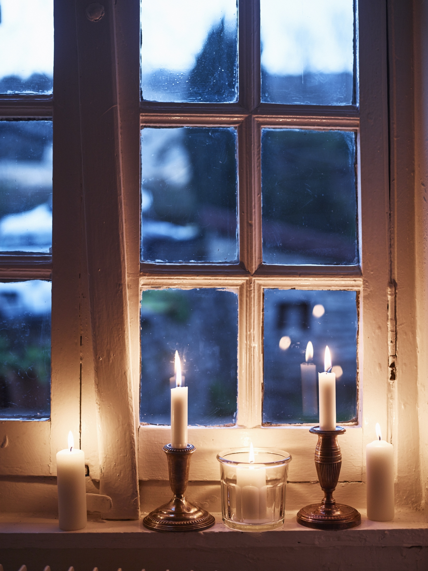 Погасли в окнах свечи. Свеча в окне. Горящая свеча на окне. Горящие свечи на окне. Зимнее окно.